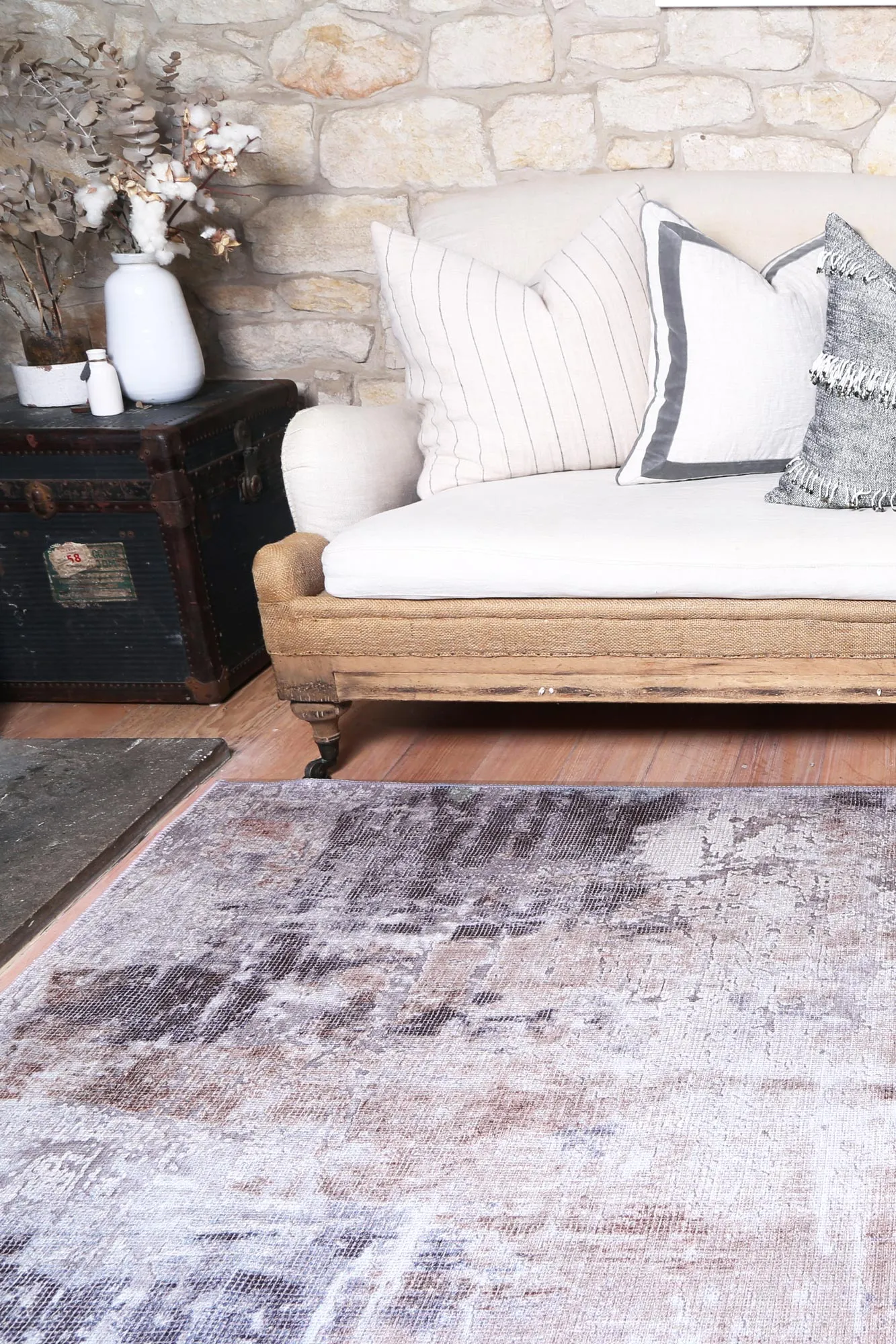 4qvintage-crown-leopold-ash-ivory-distressed-vintage-rug-160x230_1-1